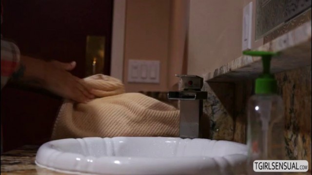 Stunning shemale Aubrey recieves a tight asshole fuck