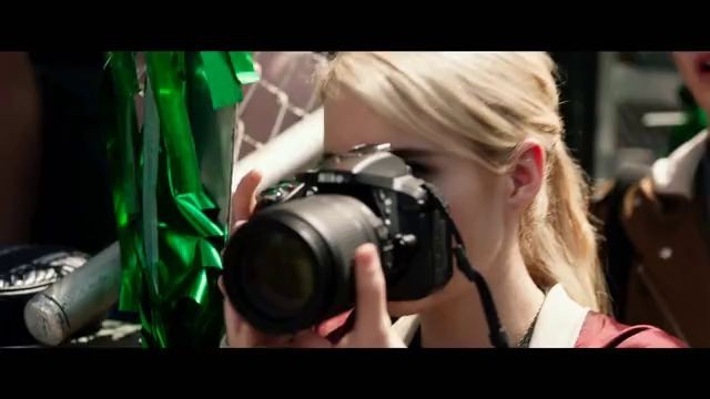 Сharming Girl Emily Meade nude - Nerve (2016)