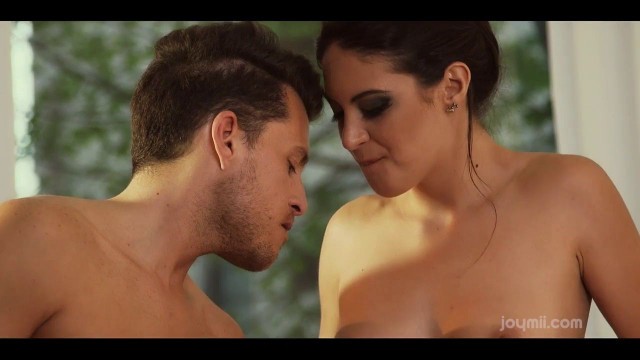 Guy Fuck A Beautiful Model And Removes All The Sexy Photos On The Camera Down Shaved Pussy