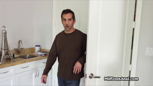 Mature housewife does anal after cleaning