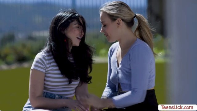 Jane Wilde and Anna Claire Clouds loves rimjob sex