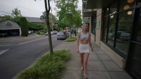 Kaylee Accepte Le Defi De Marcher Dans Les Rues Avec Ses Seins A Lair Suck Mature