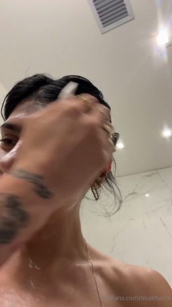 mia khalifa shower big britian