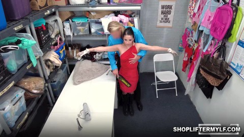 Officer Ryan Mclane offers Penelope Reed a deal so she can get out of trouble