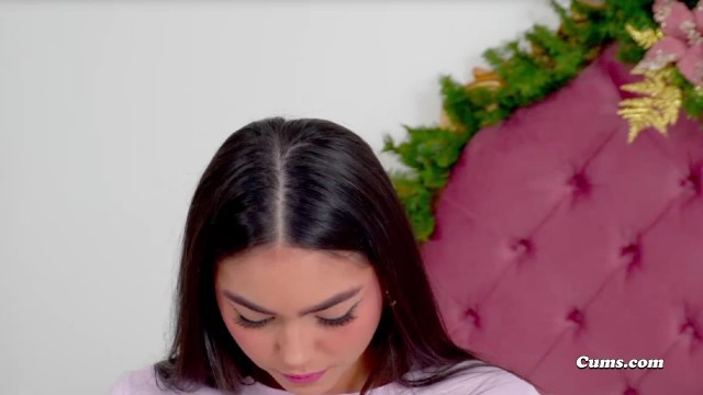 Gorgeous Brunette Plays Her Cute Pussy on Webcam