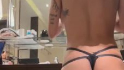 mia khalifa topless tits teasing pornô