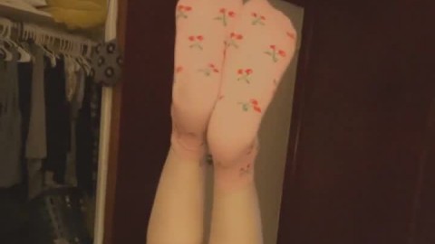 Alexis shows you fingering her pussy