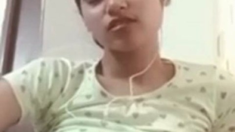 solo desi babe masturbates_