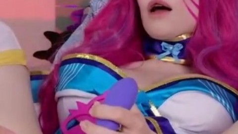 Self Fucking with Her Dildo While the Wand Makes Her Cum